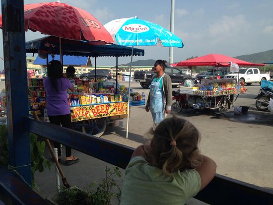 Warten am Hafen von Thong Sala.