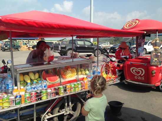 Leni holt sich noch etwas Obst.