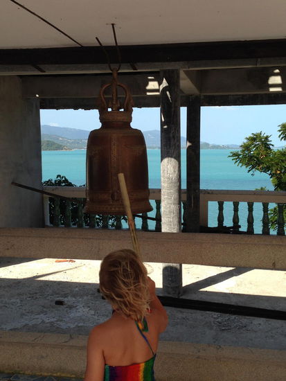 Leni läuft zwei Runden und schlägt an alle Glocken. Das soll die Aufmerksamkeit von Buddha auf Einen lenken.