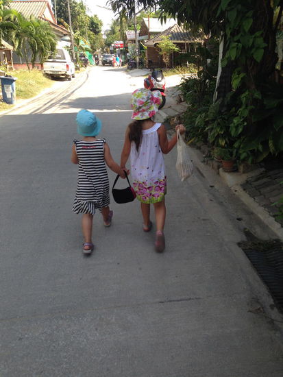 Anastasia und Leni auf dem Weg zum Tante Emma Laden.