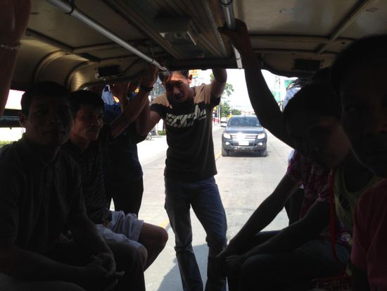 Am Morgen auf dem Weg nach Chaweng. Die Locals fahren alle zur Arbeit, deshalb ist es etwas überfüllt und hinten hängen immer ein paar Leute dran.