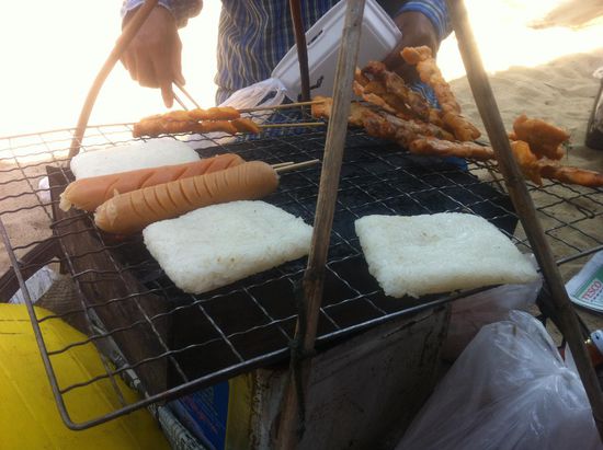 Letztes Mittagessen: Klebereis, Würstchen und Hähnchen mit...