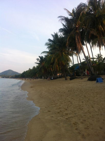 Abendstimmung am Strand. Man beachte die vielen Menschen, die wohl alle in Chaweng oder Lamai sind 
