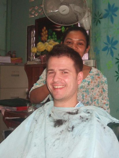 Willi´s Besuch beim Friseur in Klong Dtan.