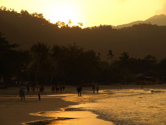 Abendstimmung und local Fußball am Thong Nai Pan Yai.