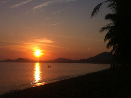 Fischerboot am Morgen auf Ko Samui am Maenam Beach.