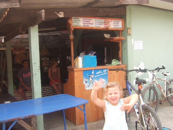 Wir warten auf Willi vor dem Friseur.