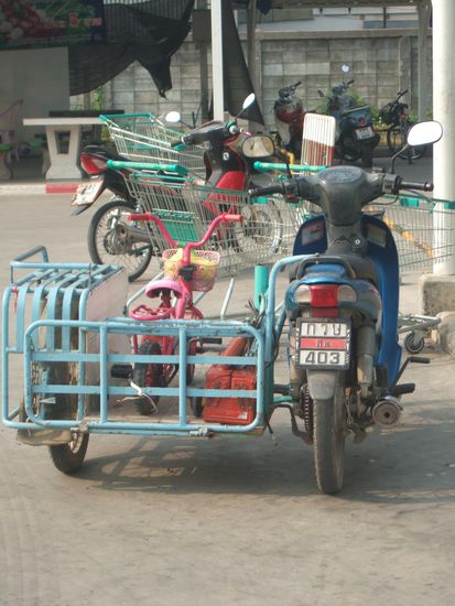Man beachte für die Sicherheit: das Kinderfahrrad ist mit Kabelbinder fest geschnürt 