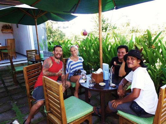unser Host auf Bukit und unsere Motorbikefahrer, die uns dorthin brachten