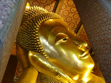 Eine riesige Buddha Statue, im Wat Pho mitten in der Altstadt Bangkoks gelegen. Die Statue ist 45 m lang, 15 m hoch und mit Blattgold bedeckt.