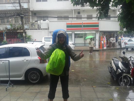 Monsun: singend  und tanzend verabschiede ich mich mich aus Thailand.