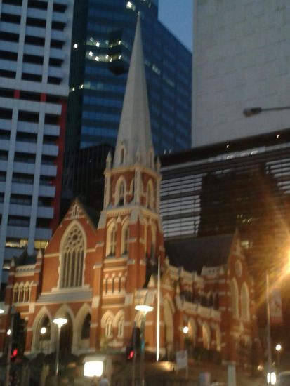Diese Kirche erscheint so klein zwischen all den Hochhäusern.