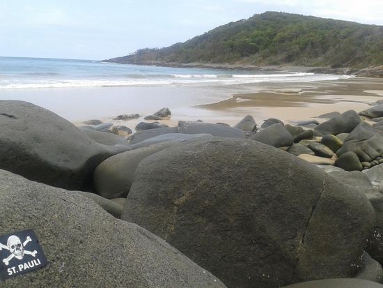 Stundenlang am Wasser entlang: meistens war es angenehm sandig, aber es gab auch steinige Abschnitte...