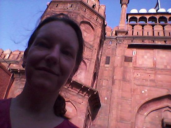 Red Fort in Delhi. Ein imposantes Wahrzeichen. Mein Gesicht macht aufgrund der großen Hitze den Mauern Konkurrenz!