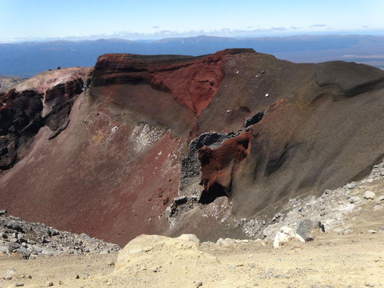 Gut zu erkennen und sehr beeindruckend ist die riesige Spalte aus Lava.