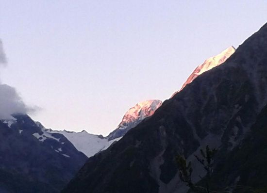 Der Mt Cook bei Sonnenuntergang (ganz rechts)