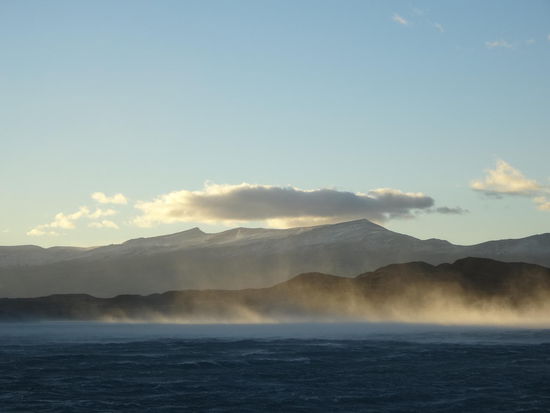 Beeindruckendes Naturschauspiel: Ein kräftiger Wind peitscht das Wasser in die Höhe...
Manchmal bildete sich sogar noch ein Regenbogen.