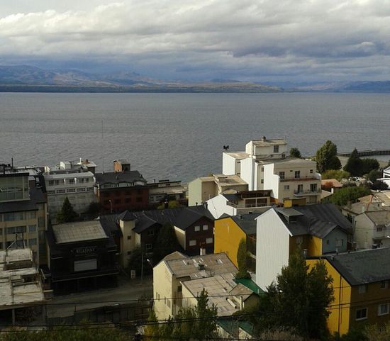 Blick von der Terrasse meines Hostels in Bariloche auf den Lago Nahuel Huapi.