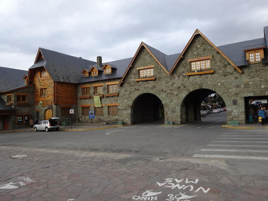 Der Centro Cívico mit seiner alpenländischen Architektur; noch ist es ruhig und beschaulich...