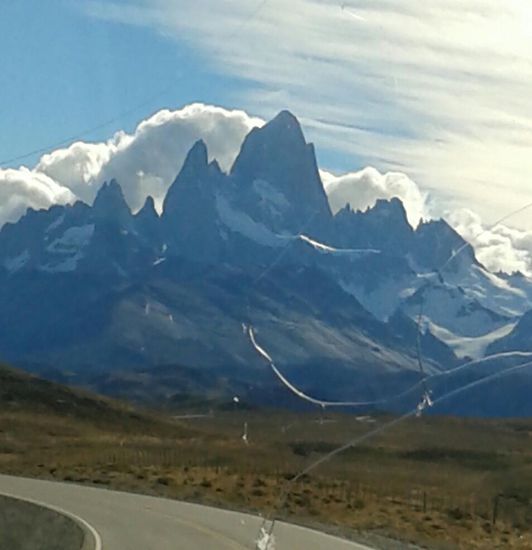 Auf dem Weg nach El Chaltén präsentiert sich der Fitz Roy von einer seiner schönsten Seite (nur die Risse in der Scheibe vom Bus trüben das Bild ein bisschen)!