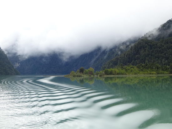 Trotz dicker Wolken beeindruckt mich die Landschaft rund um den Lago Nuahel Huapi vom ersten Moment!