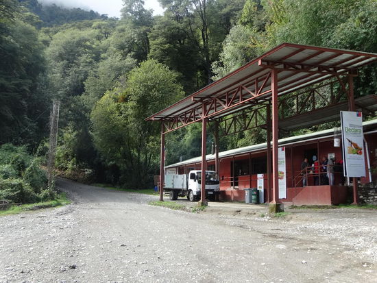An der chilenischen Grenzstation heißt es: immer schön hinten anstellen! Es wird mehr oder weniger Recht gründlich jeder Rucksack kontrolliert.