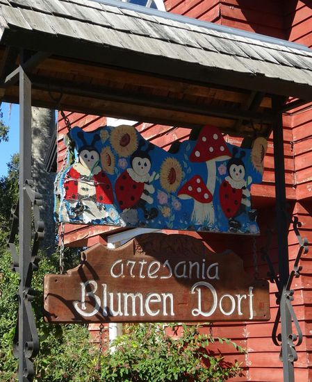 Liebevoll gestaltete Hinweisschilder überall im Ort...