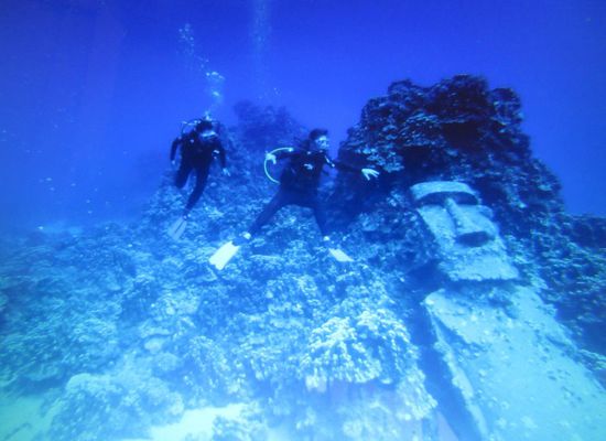 Ein Geschenk an den Gründer der Tauchschule und fantastischer Tauchspot: Under-Water-Moai.