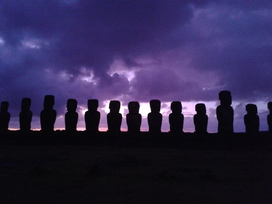 Trotz ein paar Wolken zeigen sich die 15 Statuen (Ahu Tongariki) bei Sonnenaufgang fast ein bisschen unheimlich, oder?