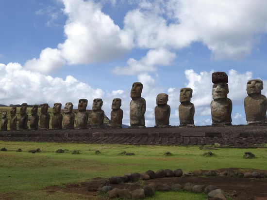 Die Moai haben keine Hüte auf dem Kopf, es soll ihre Haarpracht darstellen. Wie hier in Ahu Tangariki kann man daran auch den Status der einzelnen Stammesmitglieder erkennen.