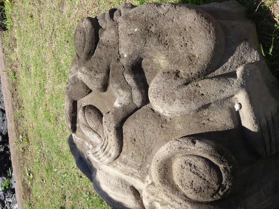 Der Vogelmensch in Stein gehauen. Den Schnabel erkennt man am linken Rand des Steins.