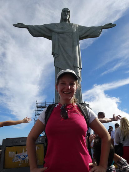 Da bin ich! Im Hintergrund kann man die beliebteste Fotopose anhand einzelner Körperteile erkennen .