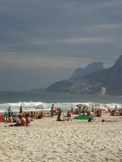 Ipanema-Beach: einer von vielen schönen Stränden in Rio de Janeiro! Nach dem Flohmarkt entspannte ich mich am Strand.