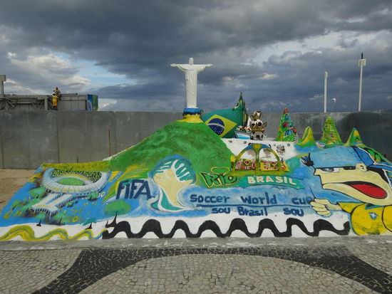 Kunstwerke vor allem an der Copacabana sind nicht immer nur aus Sand gebaut. Hier ist eines aus Pappmaché. Für ein paar Cent kann man sich fotografieren lassen.