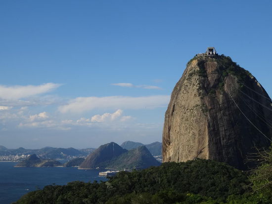 Mit der Seilbahn ging es in zwei Etappen hinauf. Ein traumhafter Blick bereits auf halber Strecke!