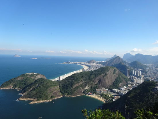 Blick auf Copacabana Beach, die Stadt und ganz weit hinten die Favella 'Vigidal'.