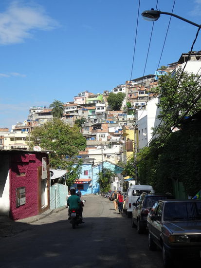 Die Favela "Vigidal": um zu meinem Hostel zu kommen, geht es den Berg hinauf. Entweder 20 Minuten zu Fuß oder mit einem Motorradtaxi oder in einem Sammelbus für ca. 1 Euro...