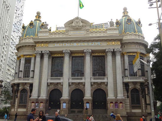 Das prunkvolle Theater von Rio zwischen Hochhäusern...