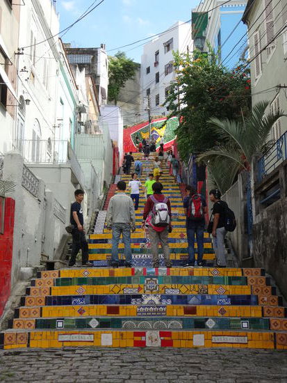 Im Zentrum befinden sich auch die ... . Eine imposante Treppe, die mit Fliesen aus der ganzen Welt dekoriert sind.