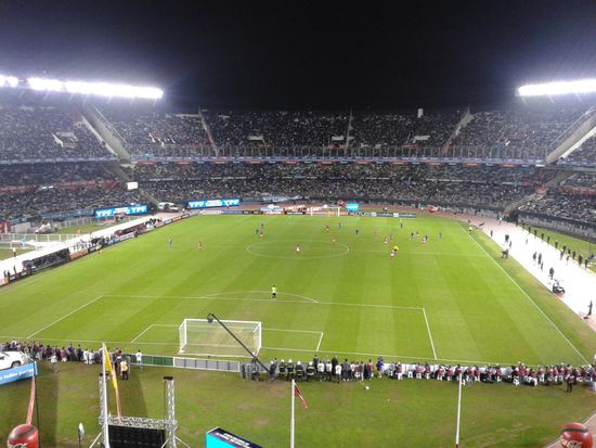 Irgendwo da unten läuft er: Lionel Messi. Fussball spielen kann er tatsächlich richtig gut !