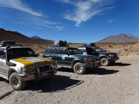 Mit Allradantrieb geht es in den nächsten beiden Tagen durch die Salzwüste. Direkt an der Grenze werden wir von diesen Fahrzeugen abgeholt. Straßen gibt es hier natürlich nicht. Es ist mächtig kalt am Morgen. Sobald die Sonne scheint, wird es aber mächtig warm...