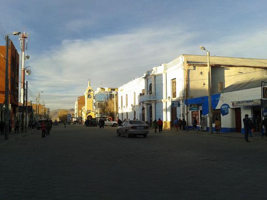 Auf dem Weg in die Stadt Uyuni, geraten wir in eine Demonstration. In Bolivien wird täglich demonstriert, aber viel aggressiver. Wir fahren drei Stunden querfeldein um die Stadt herum, bis wir einen sicheren Weg in die Stadt gefunden haben.
Die Stadt liegt auf der südamerikanischen Rennstrecke "Dakar". Ansonsten gibt es hier nicht viel zu entdecken.