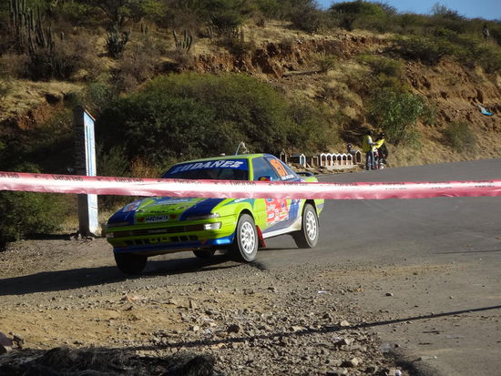 Als wenn ein Streik nicht schon genug wäre: Die Bolivianer fahren auch noch um die Wette - und wir müssen warten...
Nach 2 Stunden geht es aber entlang der Strecke weiter, auch wenn wir uns durch Kakteen schlagen und steile Hügel überwinden (und dass mit Gepäck)!