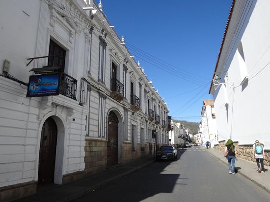 Sucre ist eine wunderschöne Stadt, mit vielen alten Häusern. Nachdem das Autorennen vorbei war und wieder Ruhe einkehrte, konnte ich einen Rundgang durch die Stadt genießen.