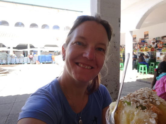 Fruchtsalat zum Mittagessen - frisch zubereitet! Eine Vitaminbombe, die für den ganzen Tag reicht - lecker!