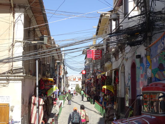 Es bleibt mir nicht viel Zeit in La Paz. Aber die Straßen sind voller Autos und Menschen. In kleineren Straßen sind viele Läden, in denen Souvenirs verkauft werden. Hier findet man wirklich alles. Es wird auch "witches market" genannt.
