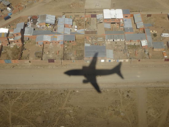 Nur mit dem Flugzeug gelang es uns, am 18.6. Sucre zu verlassen und nach la Paz zu kommen. Der anhaltende Streik und die Straßensperren ließen keinen Bus durch. Glück gehabt: anstatt 10 Stunden Nachtbus, nur 1 Stunde Flug...