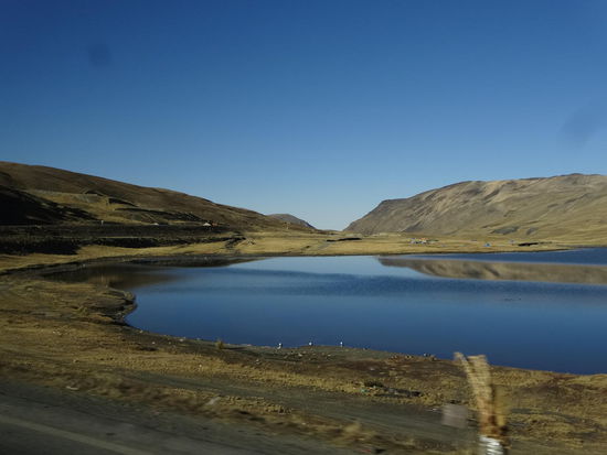 Ausgangspunkt für eine aufregende Mountainbike-Tour (19.6.): wie idyllisch es doch auf 4600 m sein kann oder ist es die Ruhe vor dem Sturm?
Anschließend ging es knapp 4 Stunden downhill auf der Death Road. Es war super!