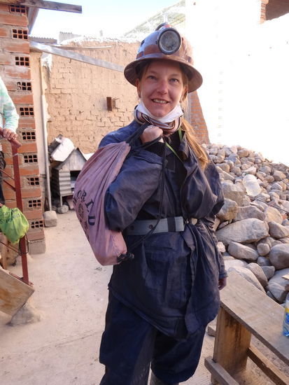 Für eine Besichtigung in einer Silbermine darf die richtige Ausrüstung natürlich nicht fehlen. Auf geht's!
Unter Tage ist es stickig und heiß. Ich bekomme nur schwer Luft und kann mir kaum vorstellen, wie Mann hier arbeiten kann. Aber die Männer sie stolz auf ihren Job - unglaublich!