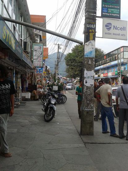 Blick auf die Hauptstraße mit vielen Cafes, Geschäften und Restaurants.